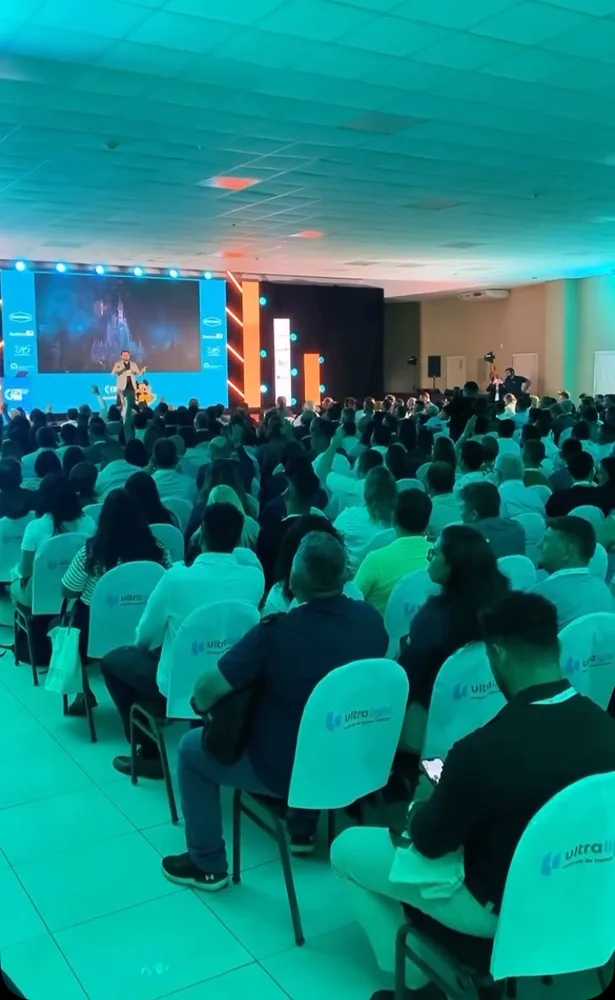 Plateia lotada em evento com Daniel Donato no palco