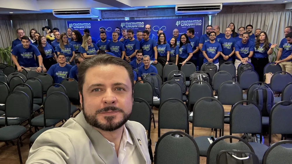 Daniel Donato com a equipe de uma empresa em treinamento in company