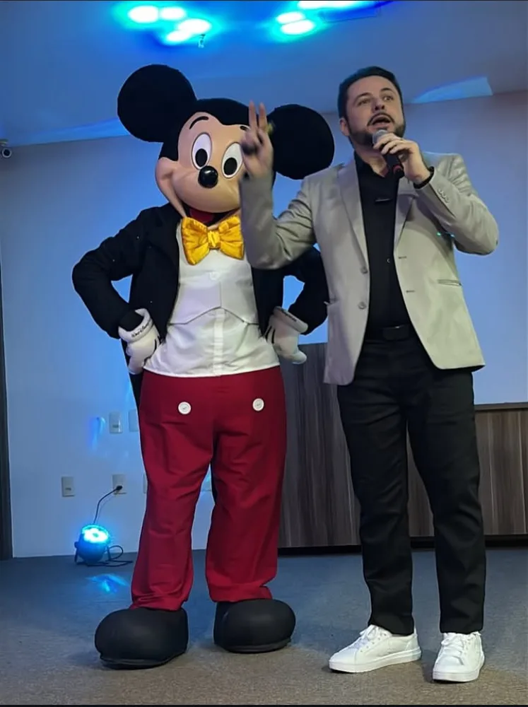 Daniel Donato no palco durante uma palestra